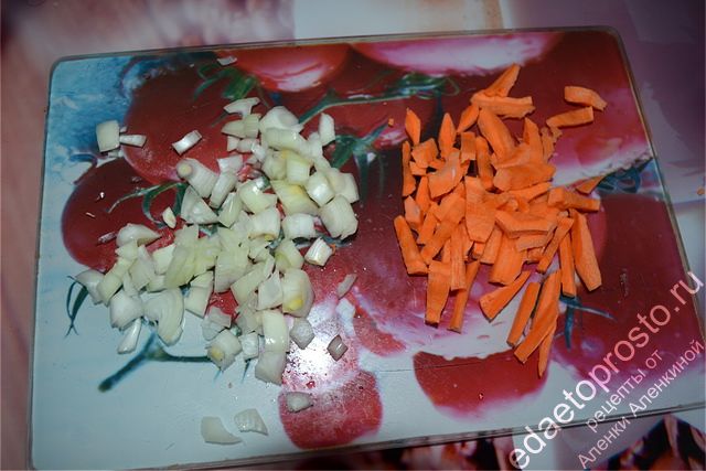 Лук и морковь почистить и нарезать