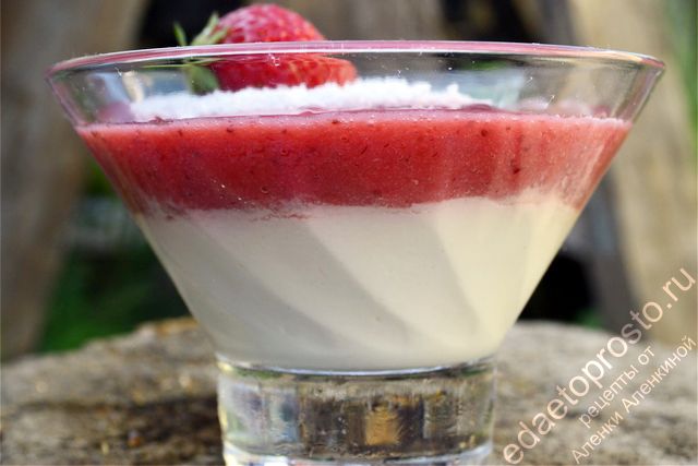 Украсить готовый десерт ягодами клубники и сахарной пудрой фото