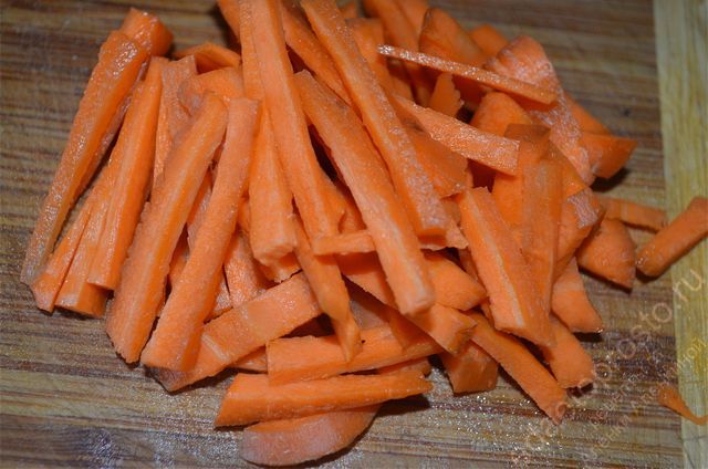 морковь порезать соломкой