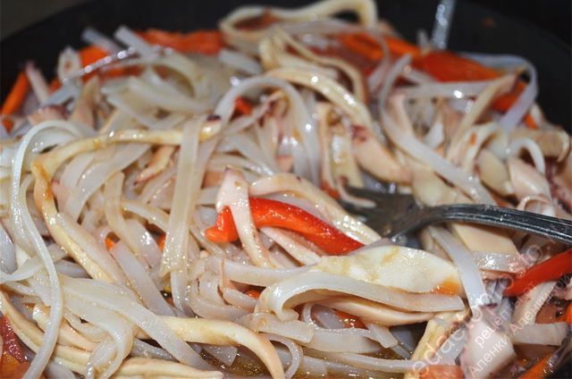 фото готового салата из кальмаров с фунчозой