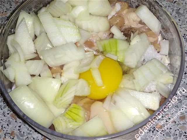 вбейте яйцо, добавьте сливки и измельченный лук