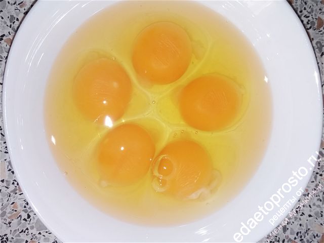 разбиваем яйца в глубокую тарелку