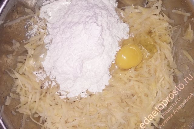 В картофель добавьте куриное яйцо и муку 