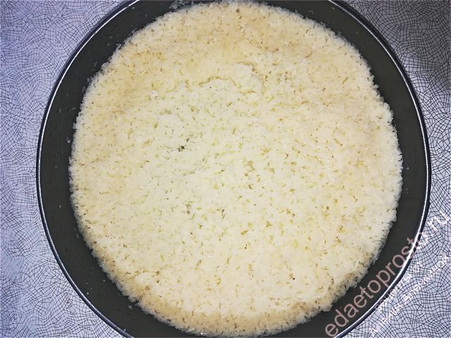 разровняйте крем по поверхности бисквита