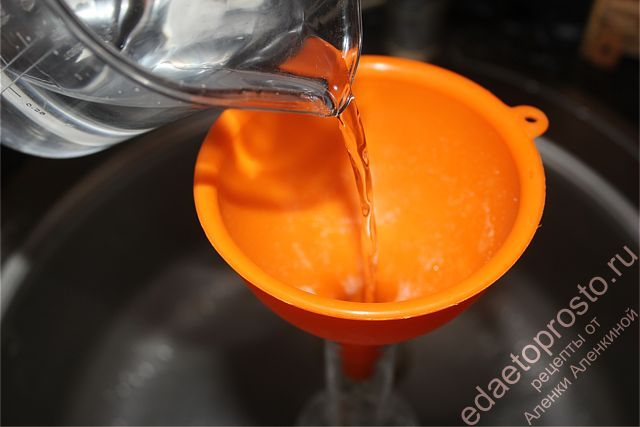 Заливаем водку к сахару, пошаговое фото приготовления ликера из мандаринов