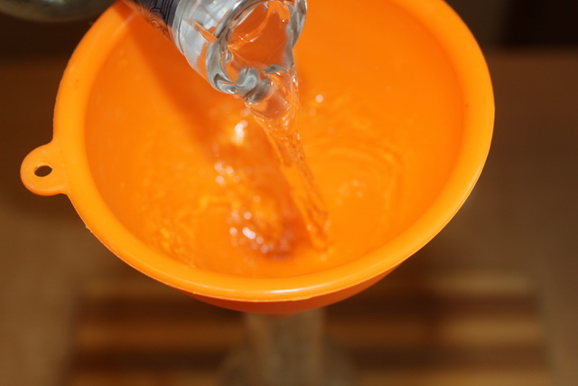 С помощью воронки заливаем водку, пошаговое фото приготовления настойки из черники на водке
