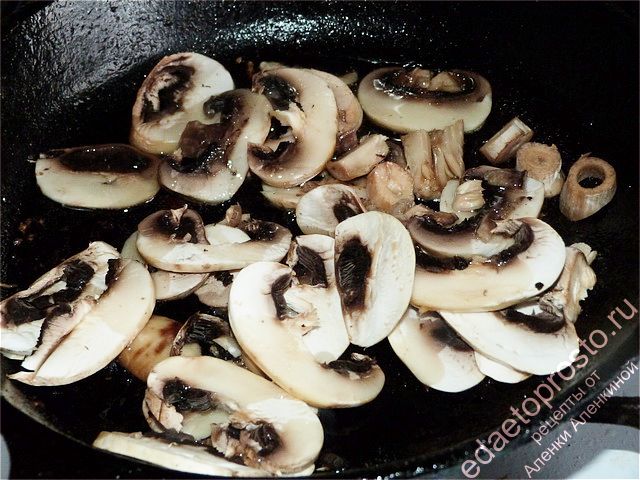 Выкладываем грибы на сковороду
