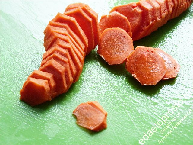 Морковь измельчаем тонкими кружочками
