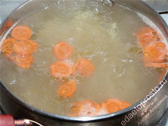 Отправляем картофель и морковь в бульон