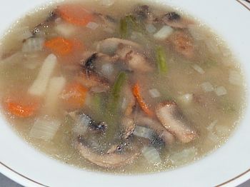 фото вкусного супа из шампиньонов, курицы и овощей