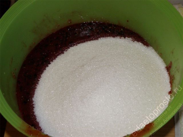 Добавляем в смородину сахарный песок
