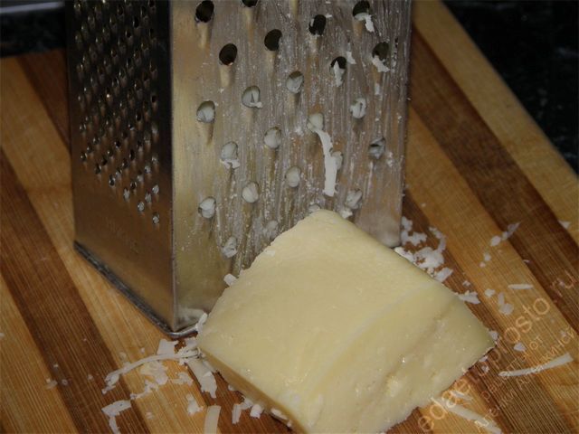 натираем сыр на крупной терке 