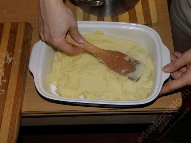 выкладываем половину картофельного пюре в форму, пошаговое фото приготовления картофельной запеканки