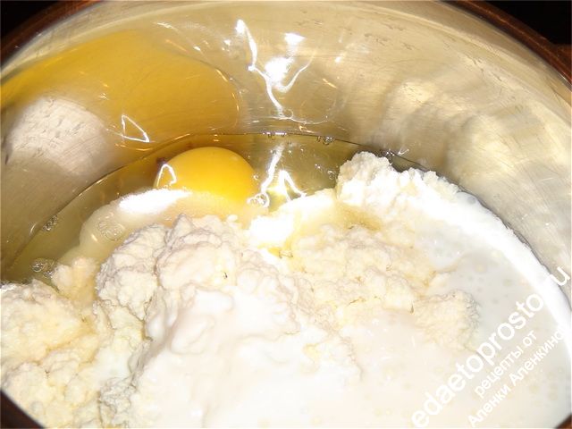 Разбейте в небольшую кастрюльку яйца, выложите туда же творог, добавьте сахар и кефир