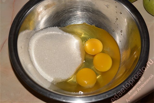 Яйца соединить с сахаром