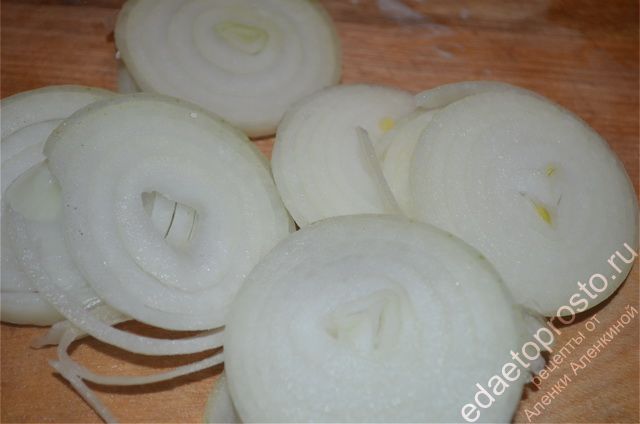 Нарезать лук кольцами. пошаговое фото этапа приготовления картофеля по-французски, буланжер