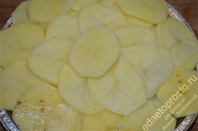 Первый слой - это картошка, второй - лук, и так до верха формы. пошаговое фото этапа приготовления картофеля по-французски, буланжер