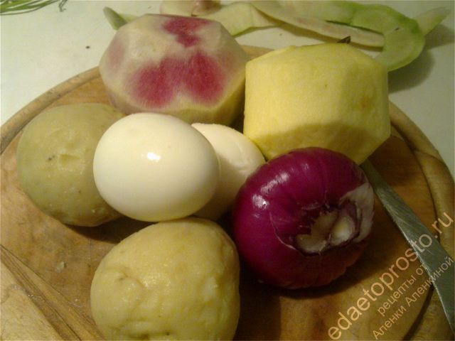 очистить все, что подлежит очистке: картофель, редьку, яйца, яблоко и лук