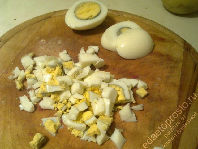 Яйца нужно покрошить мелкими кусочками