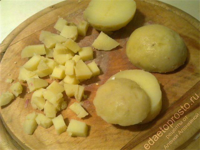 Картофель нужно нарезать некрупными кубиками