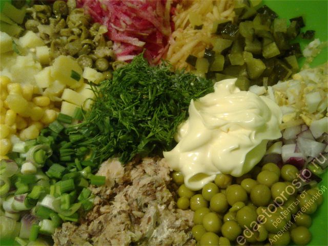 компоненты будущего салата, соль и майонез закладываются в глубокую просторную миску, салат оливье с консервами практически готов