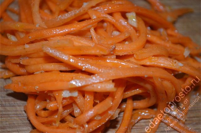 Морковку потререть на специальной терке или тонко нарезать