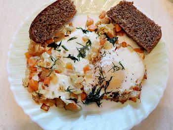 яичница с морковью и луком на завтрак