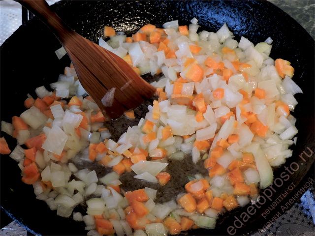 поместите на сковороду сначала морковь, а затем лук