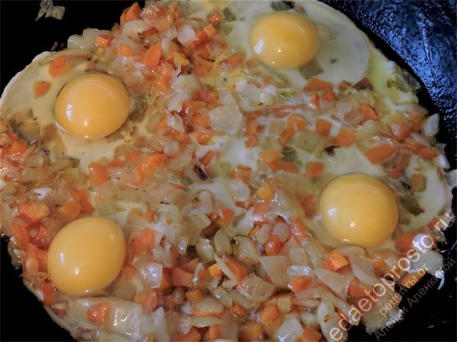 вбейте в сковороду предварительно приготовленные сырые яйца
