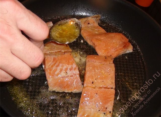 зачерпывайте чайной ложечкой раскаленное масло со сковороды и поливайте им рыбу сверху, пошаговое фото