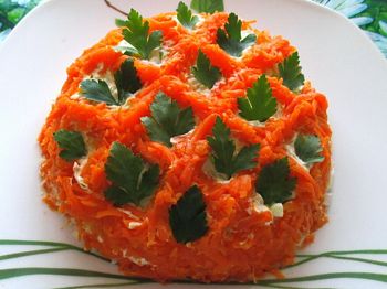 рецепт Рыбный салат с морковью и капустой