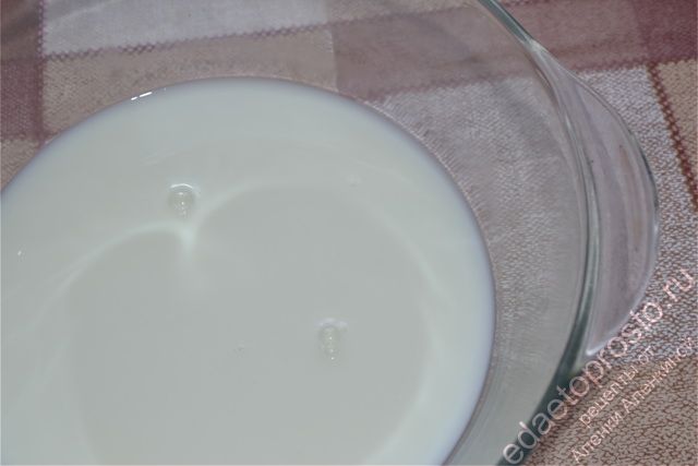 В глубокую миску влить молоко