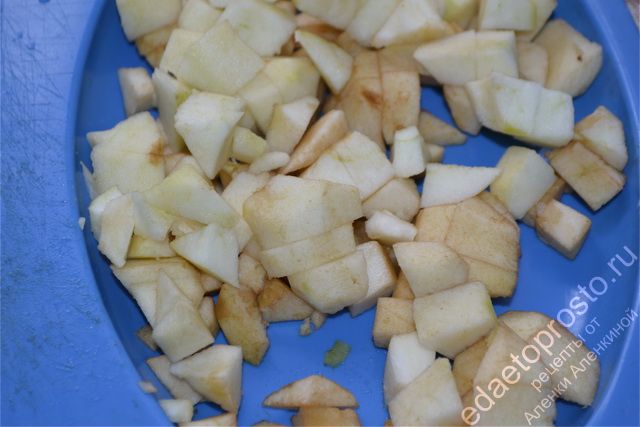 Яблоки почистить, нарезать средними кусочками
