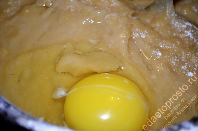 вмешать в тесто по очереди яйца и высыпать оставшуюся муку