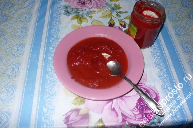 добавляем томатную пасту по вкусу