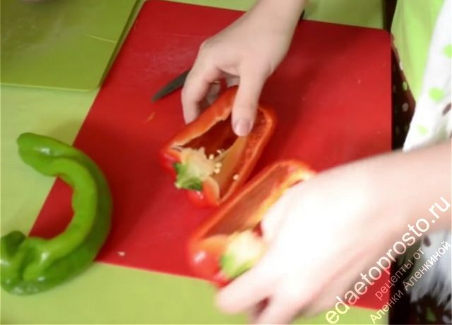 Мелко нарезаем болгарский красный и зеленый перец 
