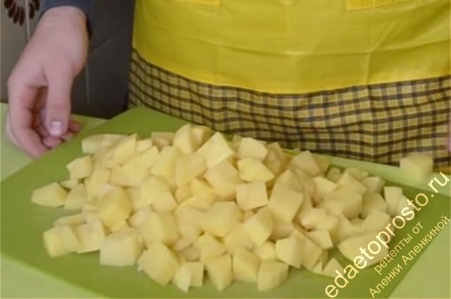 Режем картофель кубиками