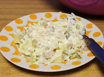 салат с маринованным луком на тарелке