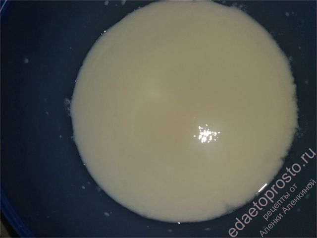 Кислое молоко выливается в миску