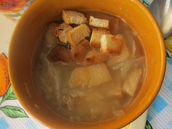 луковоый суп по-французски в тарелке