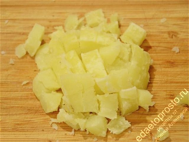 картофель очистить от кожуры и порезать кубиками