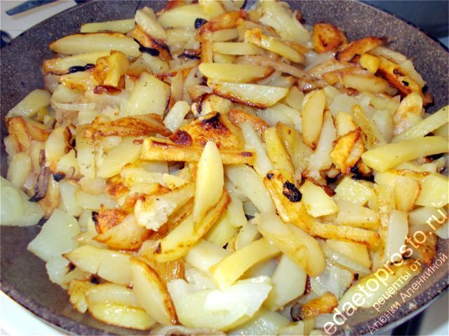 готовая картошка с салом на сковороде