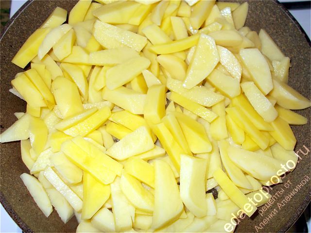 в сковороду с растопленным салом выложите порезанную картошку