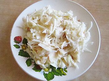 вкусный витаминный салат с капустой и яблоком на столе