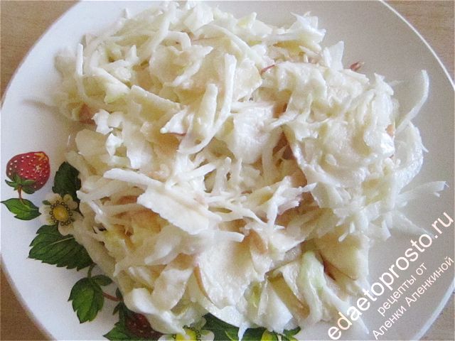 Салат витаминный с капустой и яблоком получается простой, вкусный, сочный и с кладезем витаминов