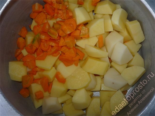 почистить картофель и морковь и нарезать