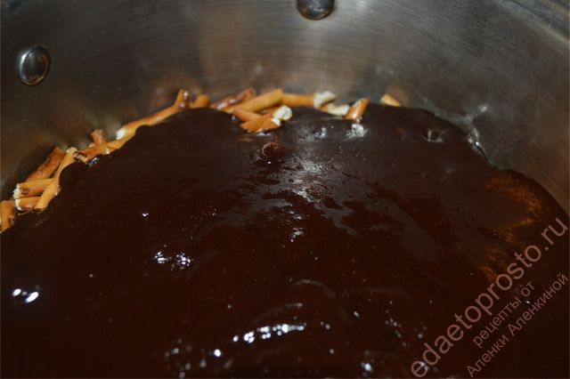 шоколадную массу можно добавлять в заранее подготовленное печенье