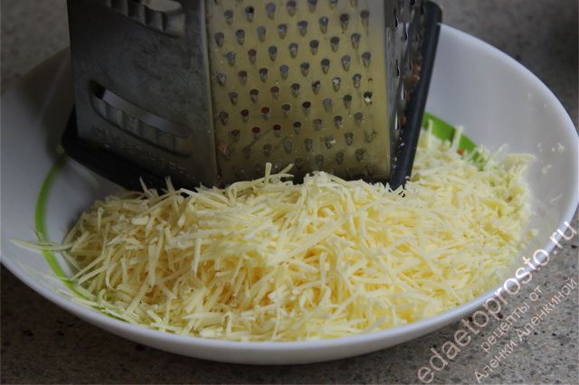 Сыр натертый на мелкой терке вмешать в тесто, пошаговое фото
