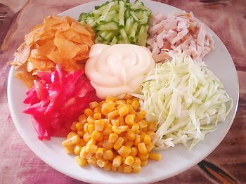 фото вкусного салата Ромашка с чипсами на тарелке