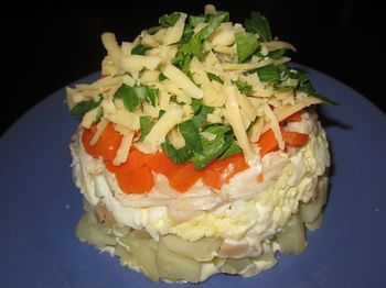 фото вкусного салата Пенёк с грибами на тарелке